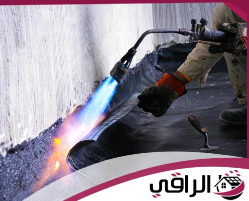 شركات عزل أسطح في أبوظبي 0544844714 الراقي عملية عزل الأسطح من الرطوبة باستخدام تقنية اللحام الساخن لضمان حماية فعالة ضد تسرب المياه.