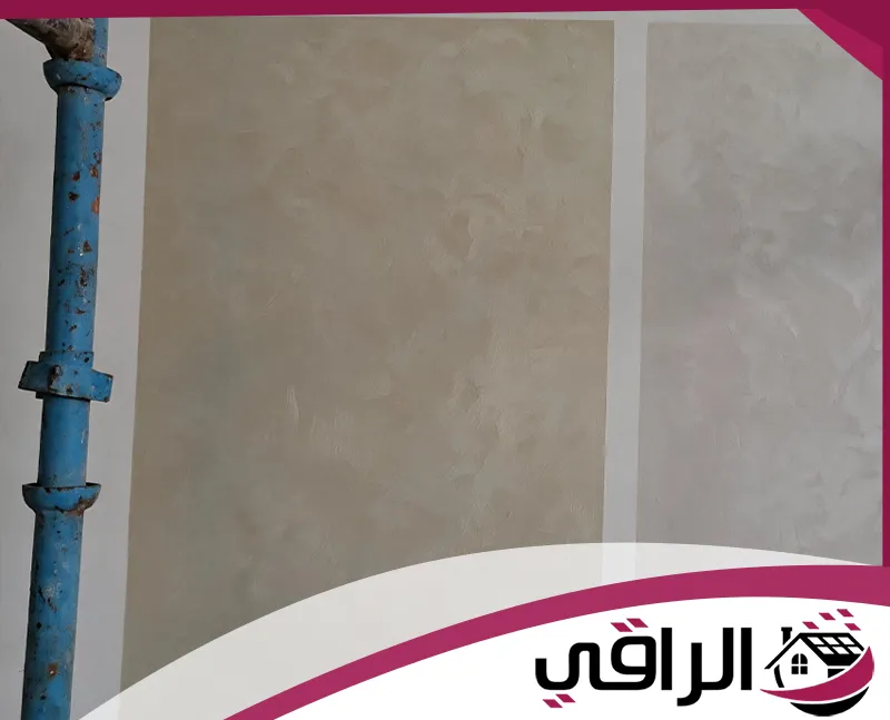 تشطيب جدار داخلي بأعمال الدهانات في عجمان عامل يقوم بتطبيق دهان ديكوري على جدار أثناء تنفيذ أعمال الصبغ في عجمان