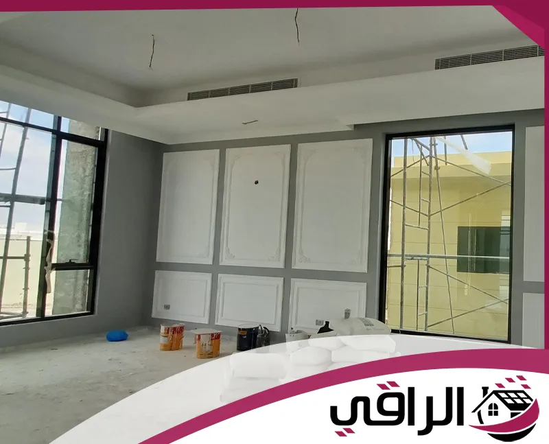 تشطيبات دهانات داخلية لغرفة في عجمان غرفة داخلية بجدران مزودة بتشطيبات ديكورية وأعمال دهانات في عجمان