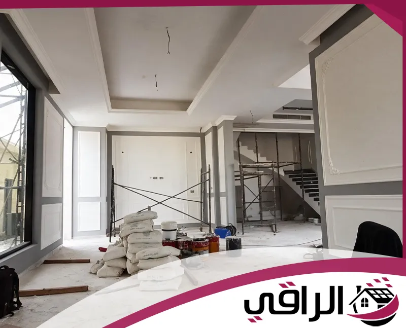 تشطيبات داخلية ودهانات جدران قبل اكتمال التنفيذ في عجمان مساحة داخلية قيد التشطيب مع أعمال دهانات وجدران بتصميم ديكوري في عجمان